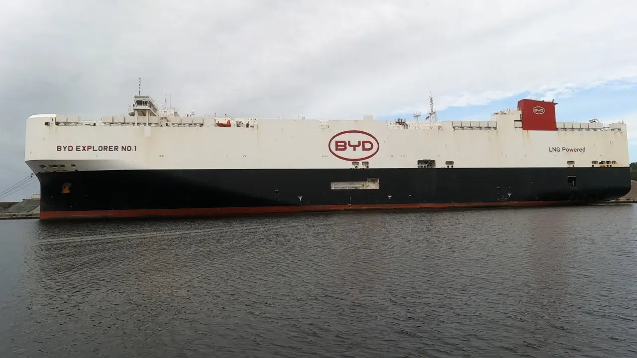 Imposto de importação de carros elétricos: navio BYD Explorer No.1, que transporta veículos, atracado em porto