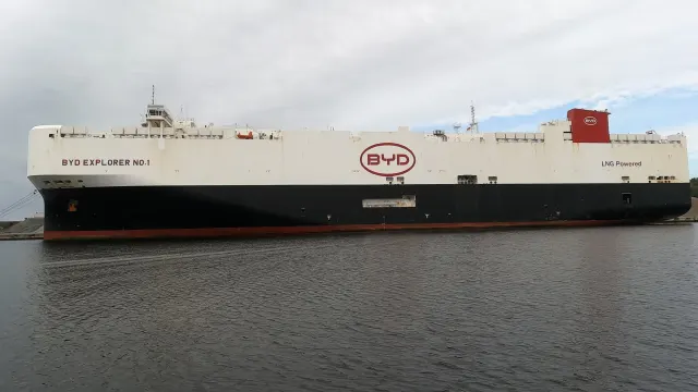 Imposto de importação de carros elétricos: navio BYD Explorer No.1, que transporta veículos, atracado em porto