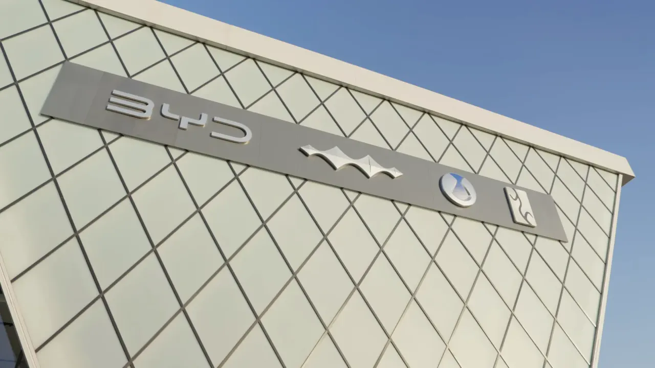 BYD baterias na Argentina: logotipo da BYD na fachada do circuito all-terrain da marca em Zhengzhou, na China