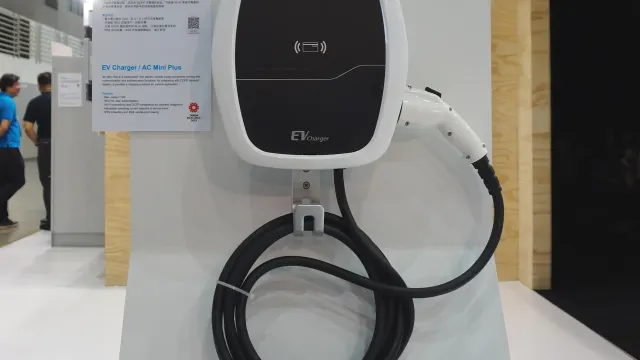 Instalar carregador de carro elétrico: wallbox Delta de parede, com display, leitor RFID e cabo com conector enrolado