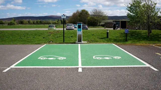 Vagas verdes para recarga de carro elétrico com carregador, tema do ipva de carro elétrico e isenções em 2026