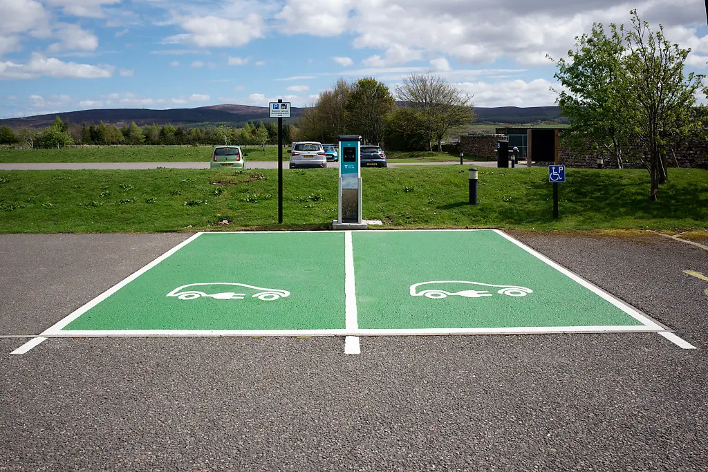 Vagas verdes para recarga de carro elétrico com carregador, tema do ipva de carro elétrico e isenções em 2026