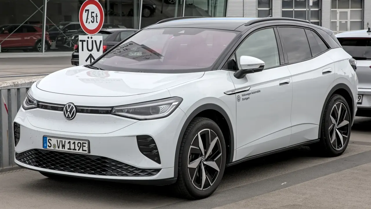 Volkswagen ID.4 sendo carregado: recall do vw id.4 e limite de 80% na bateria